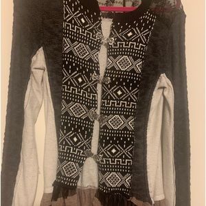 Cute sweater with metal closure flaps. Ruled bottom.